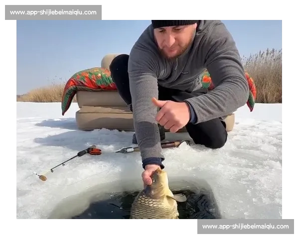 小孩哥单手擒大鱼！钓鱼佬：我的装备白升级了
