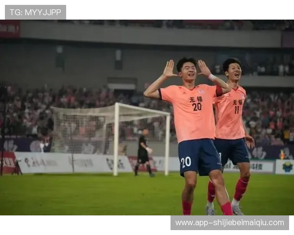 谢晖阳飞铲门将染黄 无锡门神姜何神扑助球队 2-0 取胜